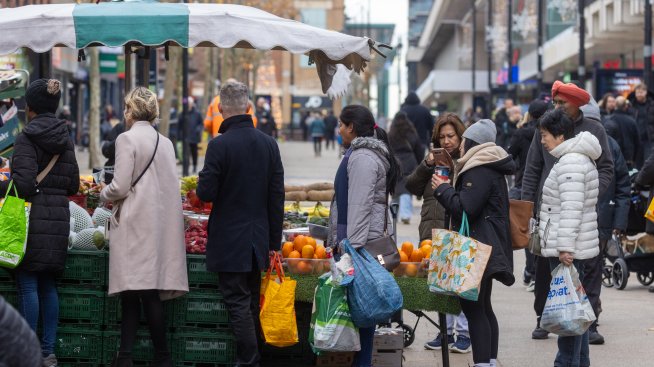 Защо инфлацията във Великобритания е толкова бърза и какво означава това за лихвите?