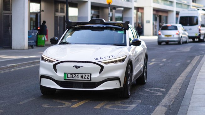 Stellantis,  Wayve Technologies и Uber се обединяват за масово навлизане на роботизирани таксита