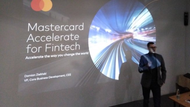 За шест месеца финтех компания ще може да издава разплащателни карти