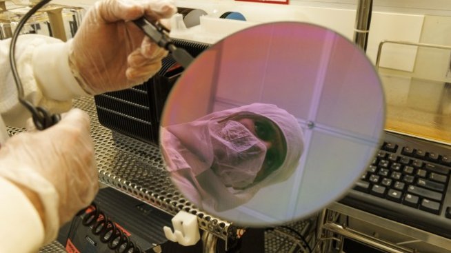 Два водещи украински доставчика на неон са спрели работа