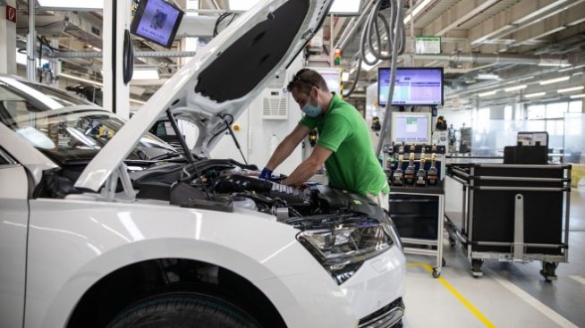 Растежът в производствената активност в еврозоната се забави през ноември