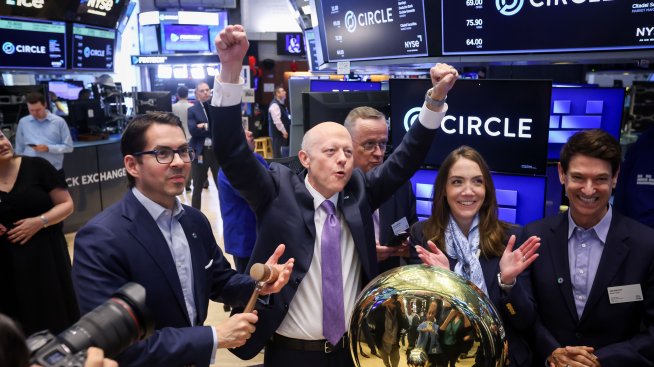 Фючърсите върху S&P 500 и Nasdaq 100 се покачват до нови рекорди*