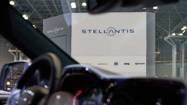 Stellantis изтегля от пазара в САЩ над 200 хил. автомобила заради софтуерна грешка