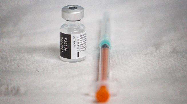 Експерт: Ваксина срещу омикрон варианта ще има, но ще бъде твърде късно