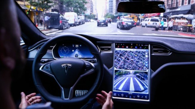 Щатските власти взимат под лупа новия софтуер на Tesla