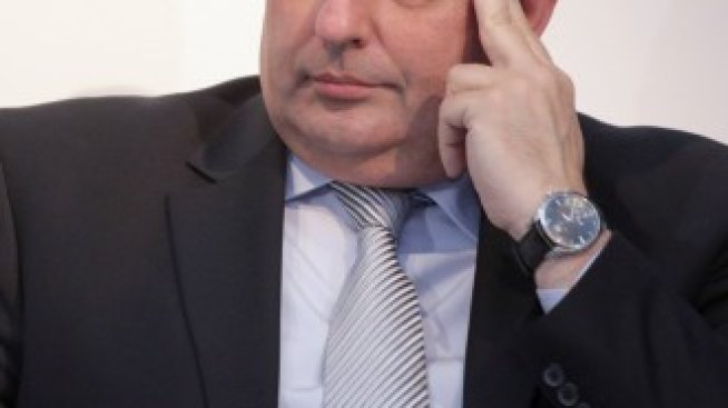 Калфин не приема държавни служители да плащат осигуровките си