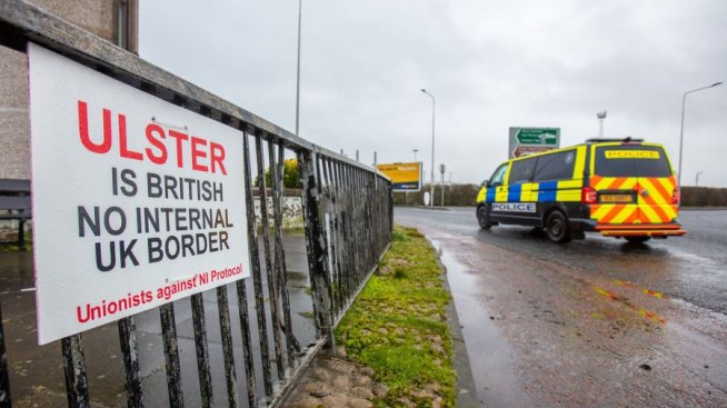 Великобритания и ЕС подписаха плана си за облекчаване на търговското напрежение в Северна Ирландия