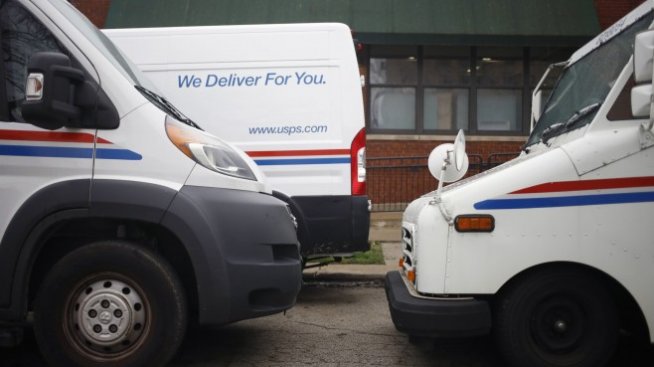 Пощенската служба на САЩ е поставена между чука и наковалнята