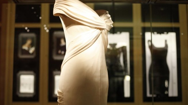 Носени от принцеса Даяна рокли ще бъдат продадени на търг