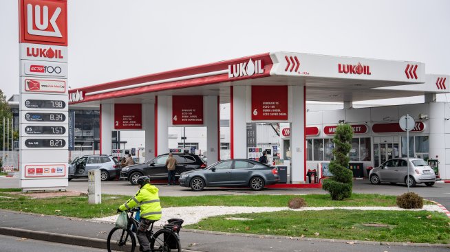 Списъкът с кандидати за активите на „Лукойл“ се разширява с Exxon и Abu Dhabi National Oil Company