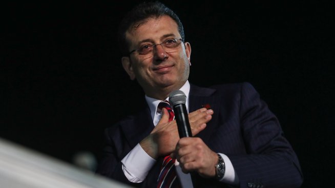 Кметът на Истанбул и основен опонент на Ердоган беше осъден на затвор и забрана да участва в политиката