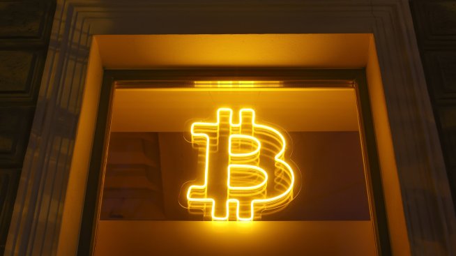 Цената на биткойна е в режим на свободно падане, след като потъна под 90 хил. долара