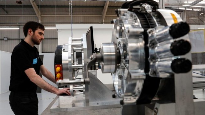 Ръстът на производството във Великобритания удари 17-месечно дъно през април