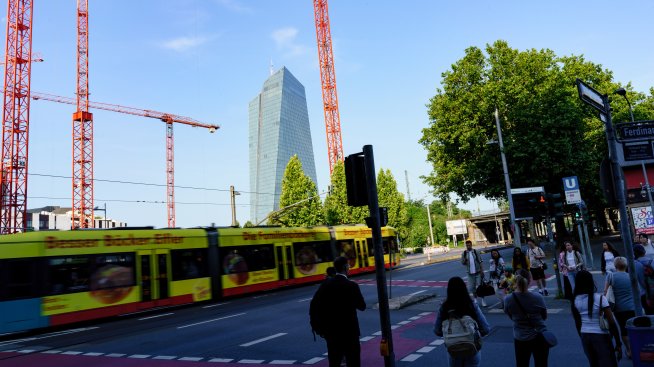 Бизнесът в еврозоната запазва оптимизма си, но усеща ударите на търговските войни