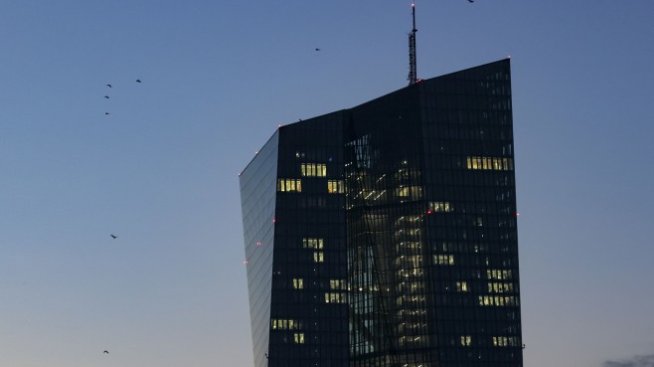 Конфликтът в Украйна може да свие икономиката на еврозоната с до 0,4%