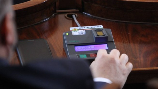 Депутатите решават за оръжията за Украйна на извънредно заседание на 4 май