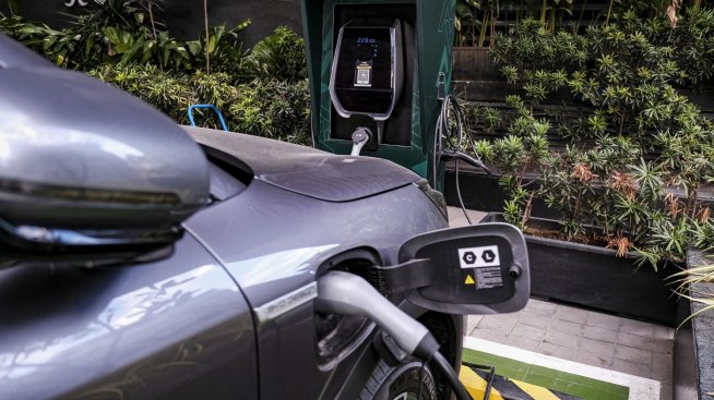 Световните продажби на електромобили губят инерция през февруари