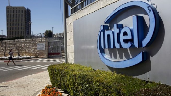 Печалбата на Intel се сви наполовина