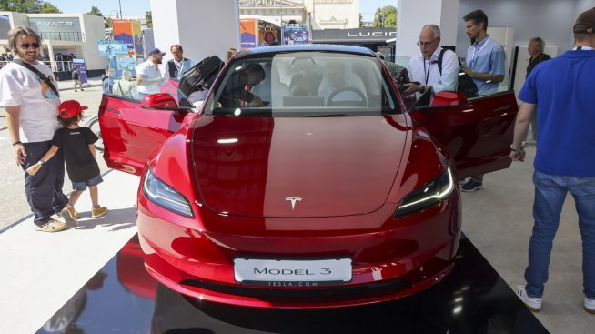 Tesla сваля цените на Model 3 и Model Y в САЩ 