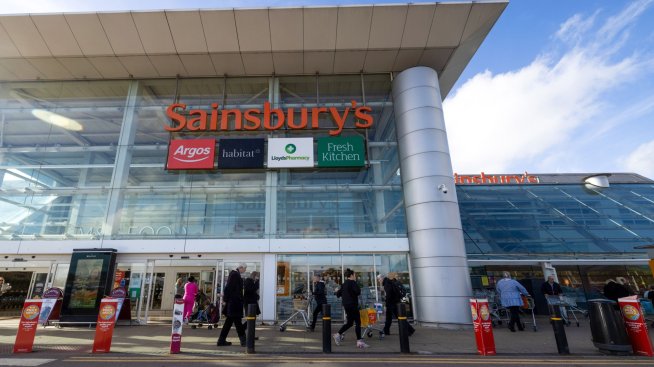 Веригата супермаркети Sainsbury&rsquo;s запази насоките си въпреки спада на печалбата