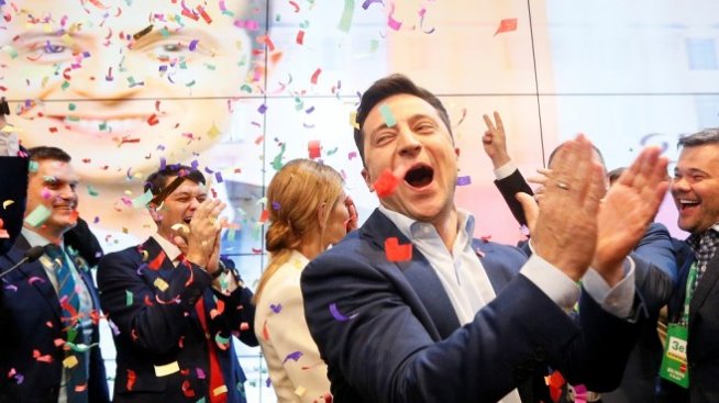 Володимир Зеленски отбеляза съкрушителна победа на изборите в Украйна*