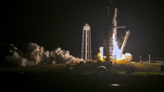SpaceX изстреля първия изцяло частен пилотиран полет
