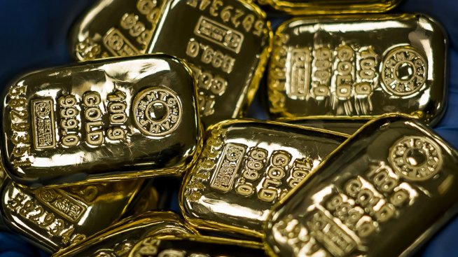 Цената на златото стигна 13-месечен връх и се готви да постави на изпитание рекорда си