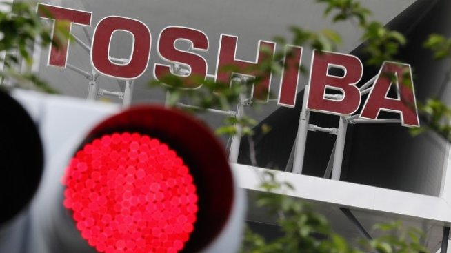 Вместо на три компании изпадналата в криза Toshiba ще се раздели на две