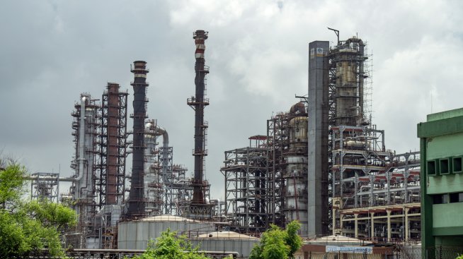 Прогнозите за свръхпредлагане тласкат цената на петрола нагоре*