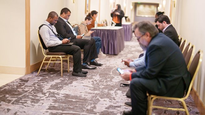 Mолбите за помощи при безработица в САЩ намаляват, но безработните се увеличават