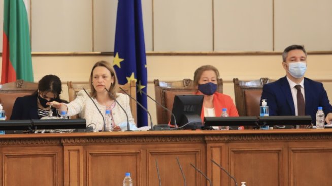 Ива Митева: Могат да се търсят всякакви механизми за работа на парламента
