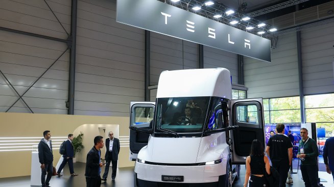 Tesla започва доставките на електрическия камион Semi