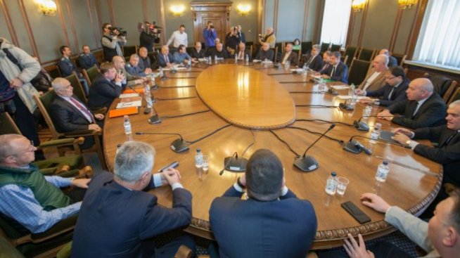 Скандал в Комисията по отбрана за новите изтребители