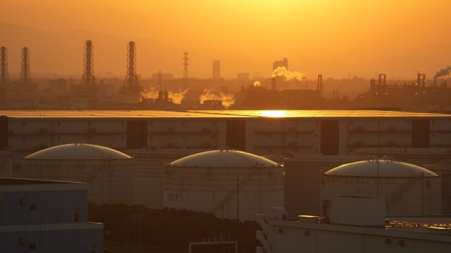 Цените на петрола кръжат в подножието на триседмични върхове*