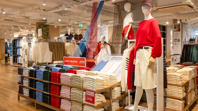Собственикът на Uniqlo отчете рекордна печалба, продажбите на Запад надминаха тези в Китай