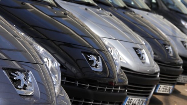 Ръчната на Peugeot не държи - концернът продължава спускането си надолу