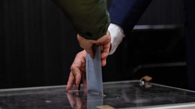 Западните демокрации се борят с липсата на доверие преди следващите избори