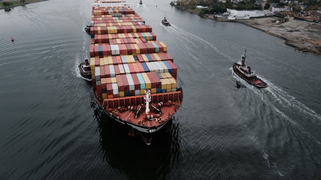 САЩ отчитат най-сериозното свиване на търговския си дефицит от 14 години