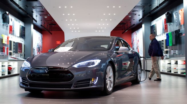 Tesla остави в историята &bdquo;автомобила на века&ldquo;