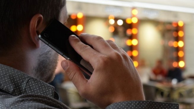 Глоби грозят мобилните оператори, ако начисляват такси за роуминг