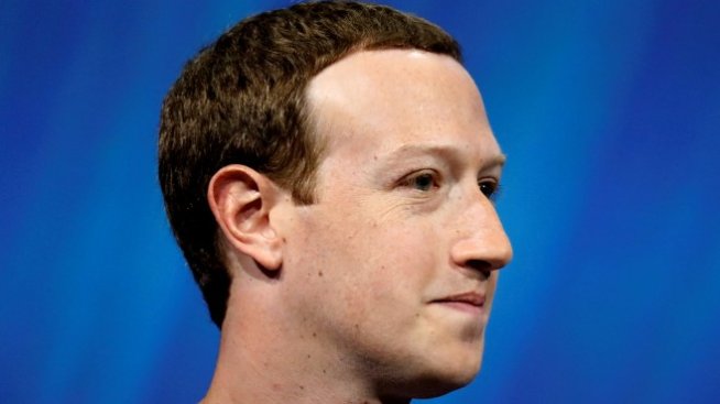 Инвеститори във Facebook настояват Зукърбърг да не е ръководител на Борда
