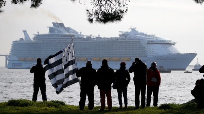Най-големият круизен кораб в света вдигна котва