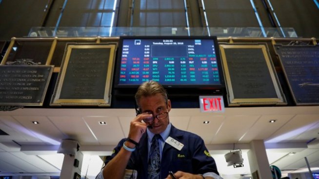 Dow завърши със спад от над 240 пункта въпреки положителното начало на сесията