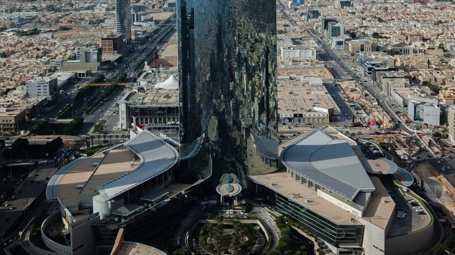 Новият план на Саудитска Арабия – да снабдява света с електромобилни батерии