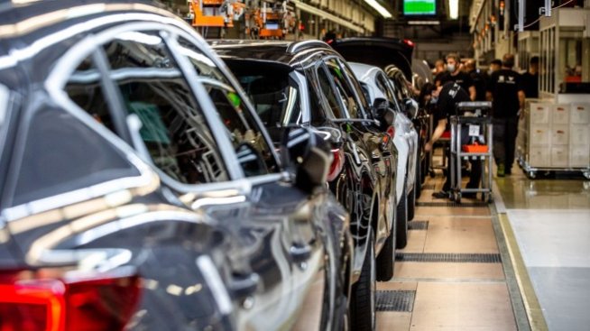 Кризата с автомобилните чипове може да продължи до средата на годината