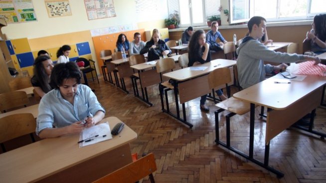 Учениците до IV клас няма да носят маски в учебен час