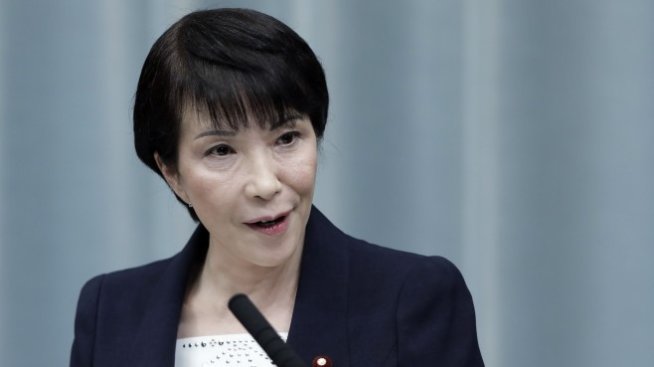 Първата жена вътрешен министър в Япония влиза в битката за наследник на Суга