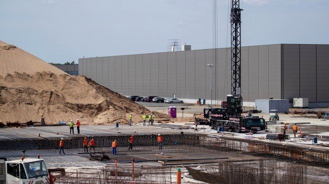 Заводът на Tesla в Германия може да започне производство най-рано през март