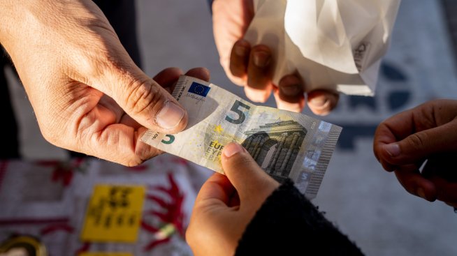 Еврото поскъпна спрямо долара след решението на ЕЦБ*