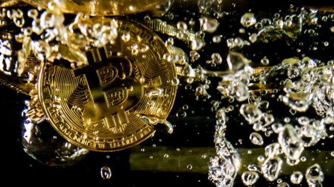 Биткойнът изтри 50% от цената си за два дни